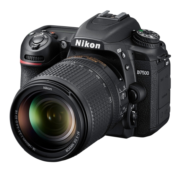 Nikon D7500 + 18 - 140 předobok